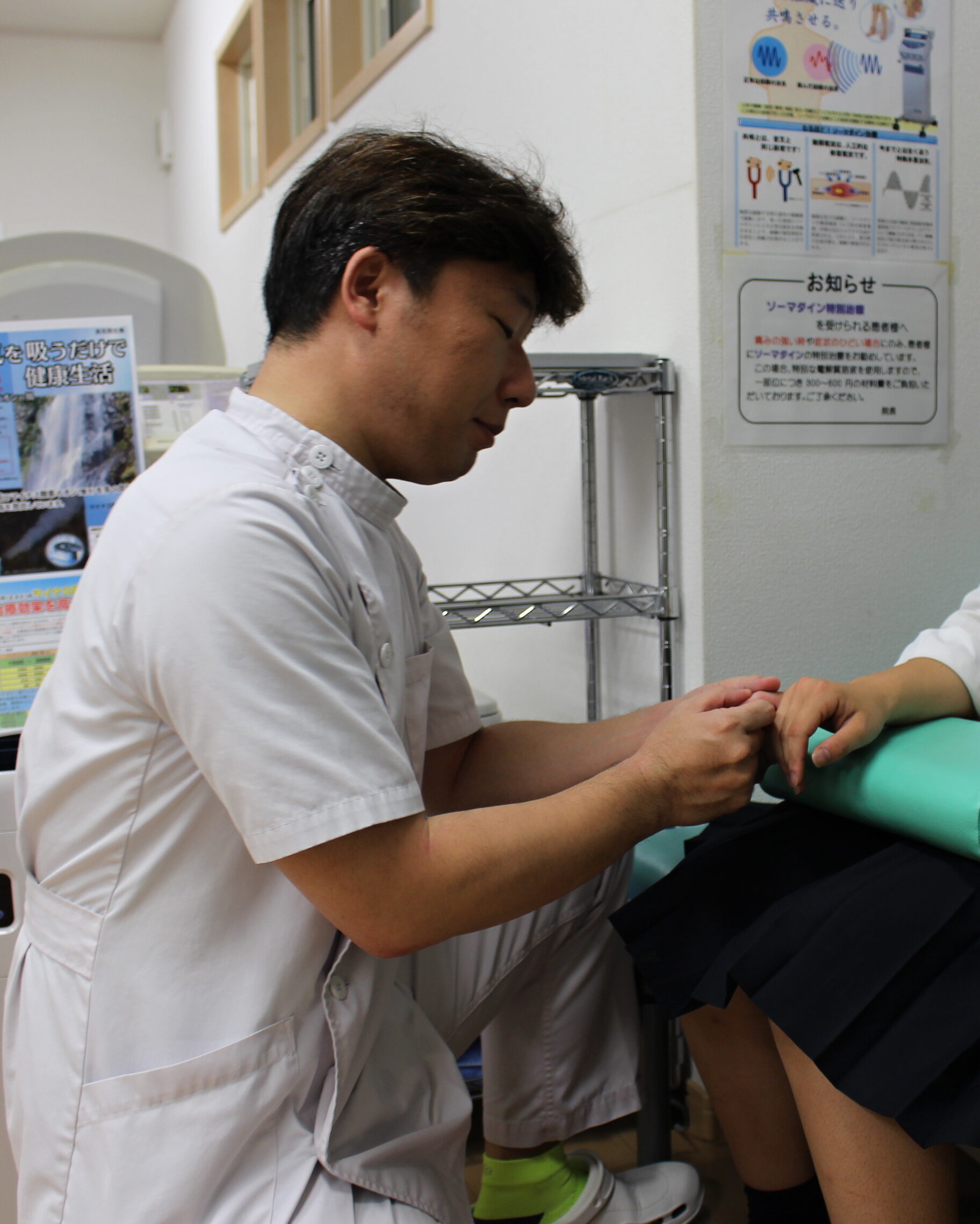 患者さんのケガの状態を確認している様子