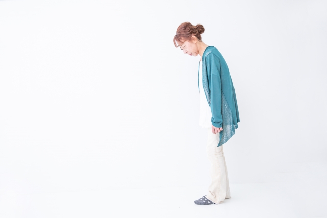 猫背気味で姿勢が崩れている女性
