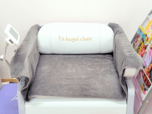骨盤底筋トレーニングを行うFit Kegel Chair