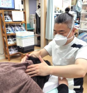 交通事故後の首の痛みを確認している様子