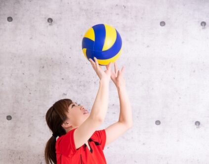バレーボールでトスする女性