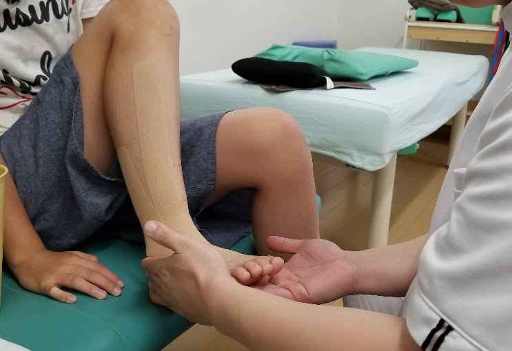 足の捻挫を接骨院で見ている子供