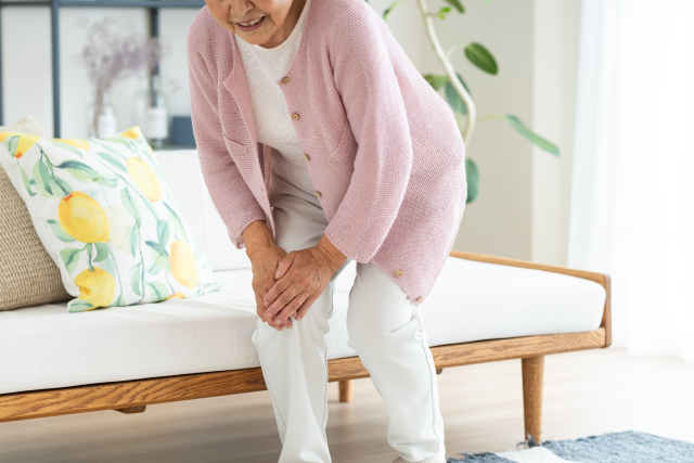 寒さで膝の痛みを感じている女性